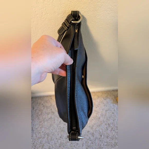 The Sak Elegant Black Leather Shoulder Bag - Picture 14 of 15